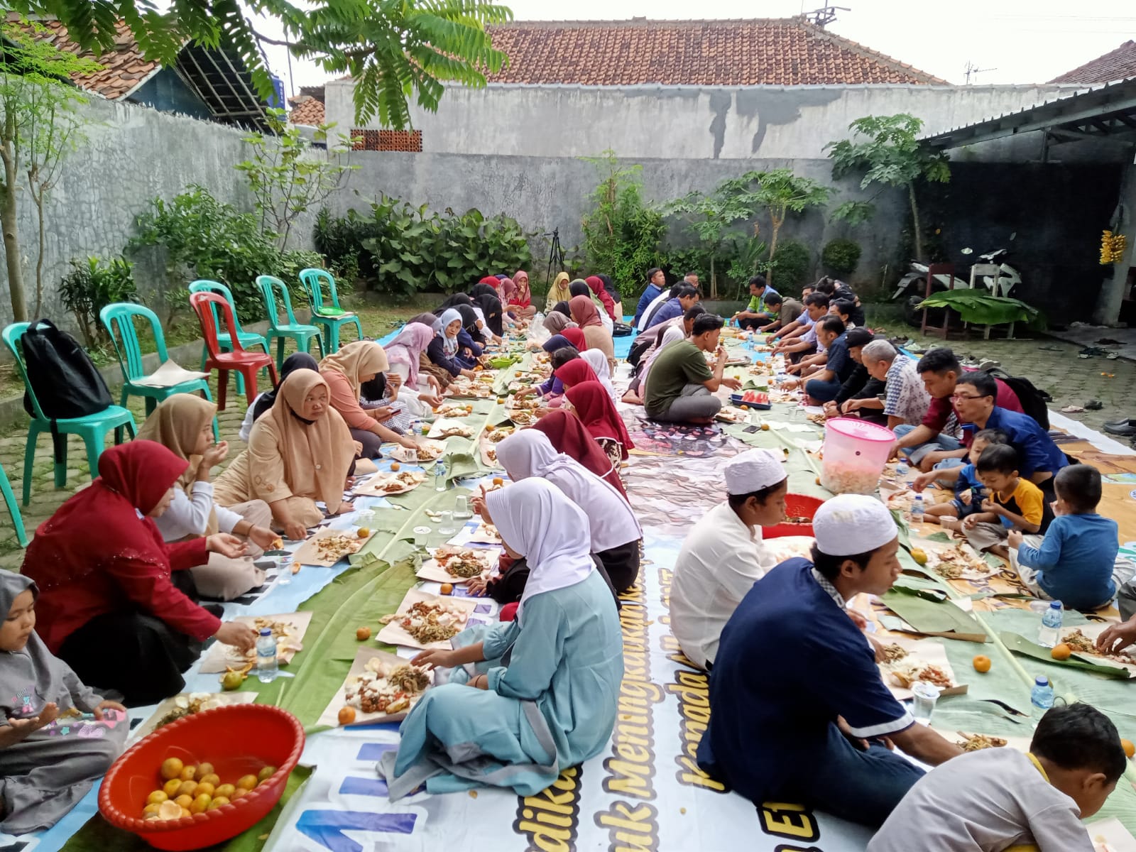 Rasa syukur adik-adik yatim dan pengurus Yayasan Miraj Mulia menyambut datangnya bulan Ramadhan, dengan menggelar makan bersama (Cucurak- bahasa Sunda). Foto: ARM/MN.