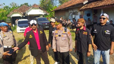 Kapolres Indramayu AKBP Fahri Siregar diapit oleh para perwakilan masa aksi demo Ponpes Alzaitun Indramayu. Foto: Arman.