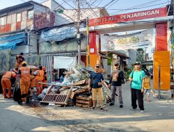 Ketua RW 013 Tri Tanto Kelurahan Penjaringan Gerakan Warga Untuk Kerja Bakti