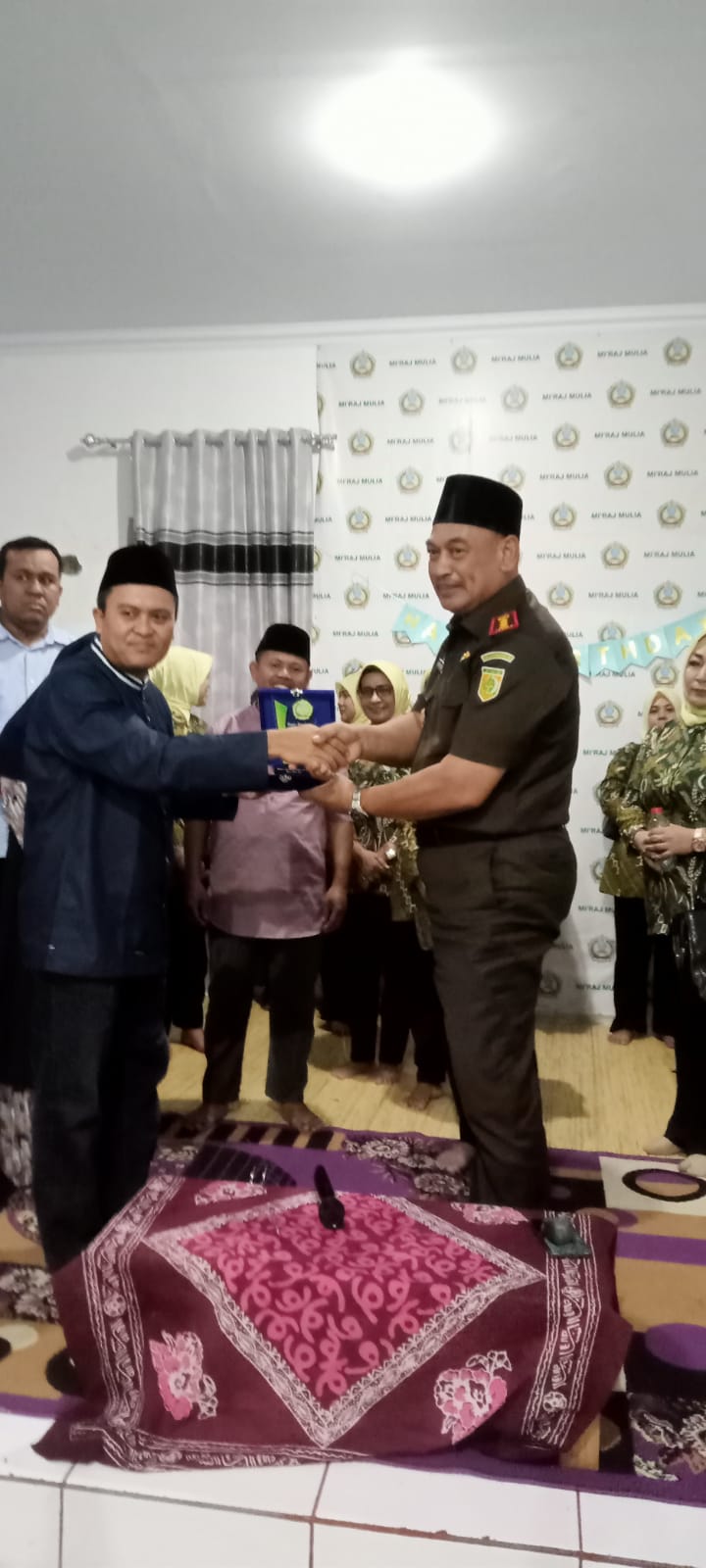 Kiri ketua Yayasan Miraj Mulia Tatang Sunardi Kanan, Kepala Kejaksaan Negeri Kabupaten Bogor Kuncoro