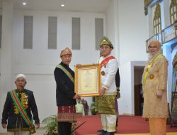 Sultan Palembang Darussalam Berikan Gelar Adat Kepada Para Tokoh Berprestasi