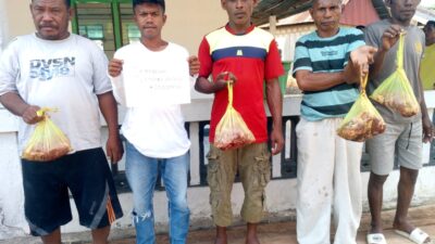 Masyarakat Sikka, Nusa Tenggara Timur mendapatkan daging hewan qurban dari Yayasan Cahaya Madani Indonesia. Foto: Mitranews.