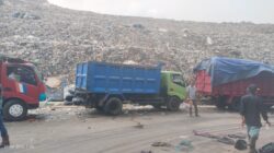 Gunung Sampah Burangkeng, Antrean Truk Tak Pernah Usai
