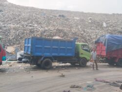 Gunung Sampah Burangkeng, Antrean Truk Tak Pernah Usai