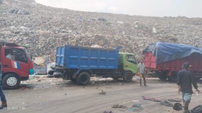 Gunung Sampah Burangkeng, Antrean Truk Tak Pernah Usai
