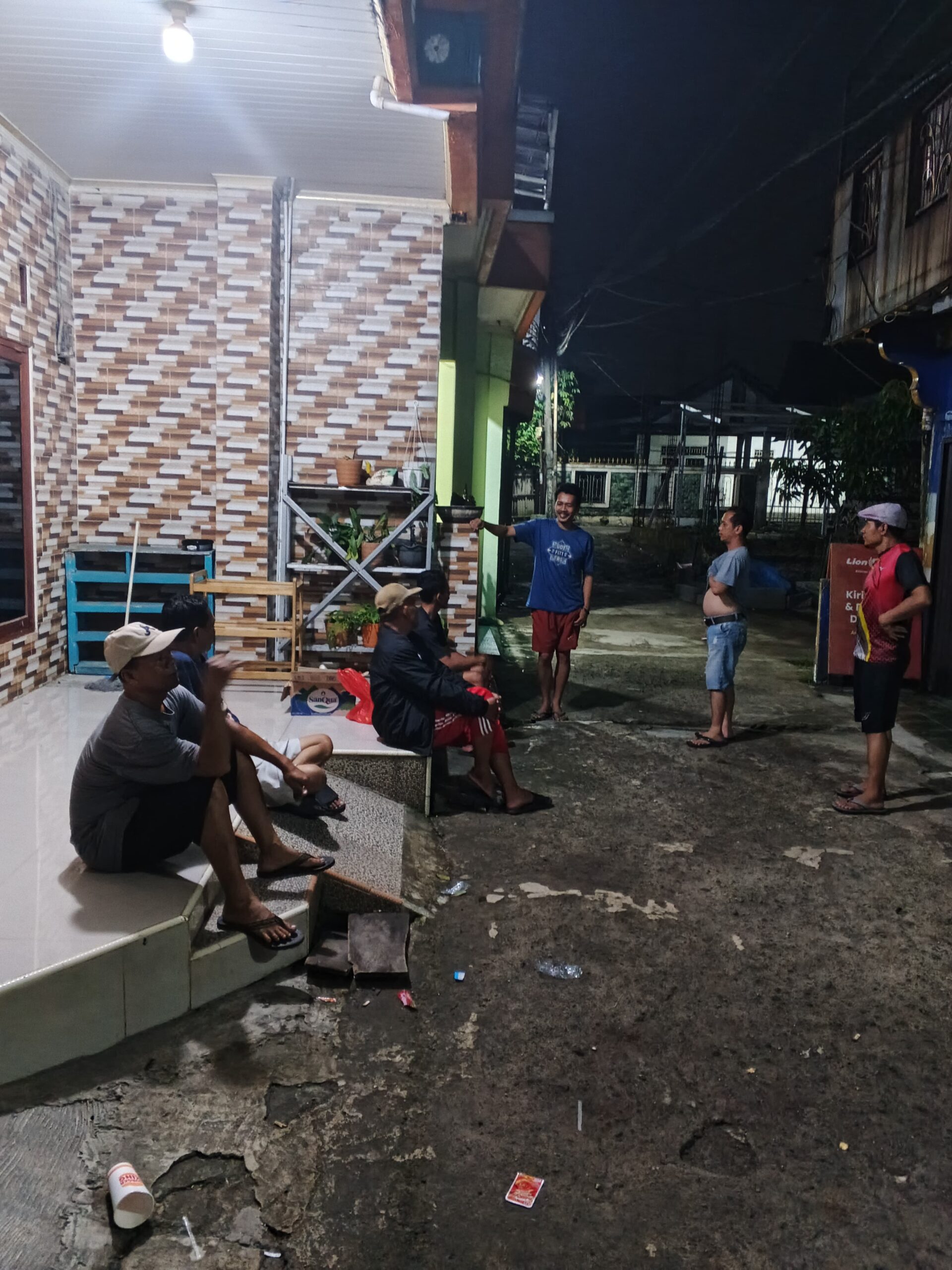 Warga bersiap untuk melaksanakan Siskamling dan pengumpulan prelek. 