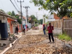 PJ Kades Ike Rahmawati Turun Langsung Kawal Pembangunan Jalan RW 36 Sumberjaya