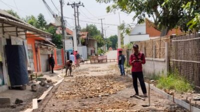 PJ Kades Ike Rahmawati Turun Langsung Kawal Pembangunan Jalan RW 36 Sumberjaya