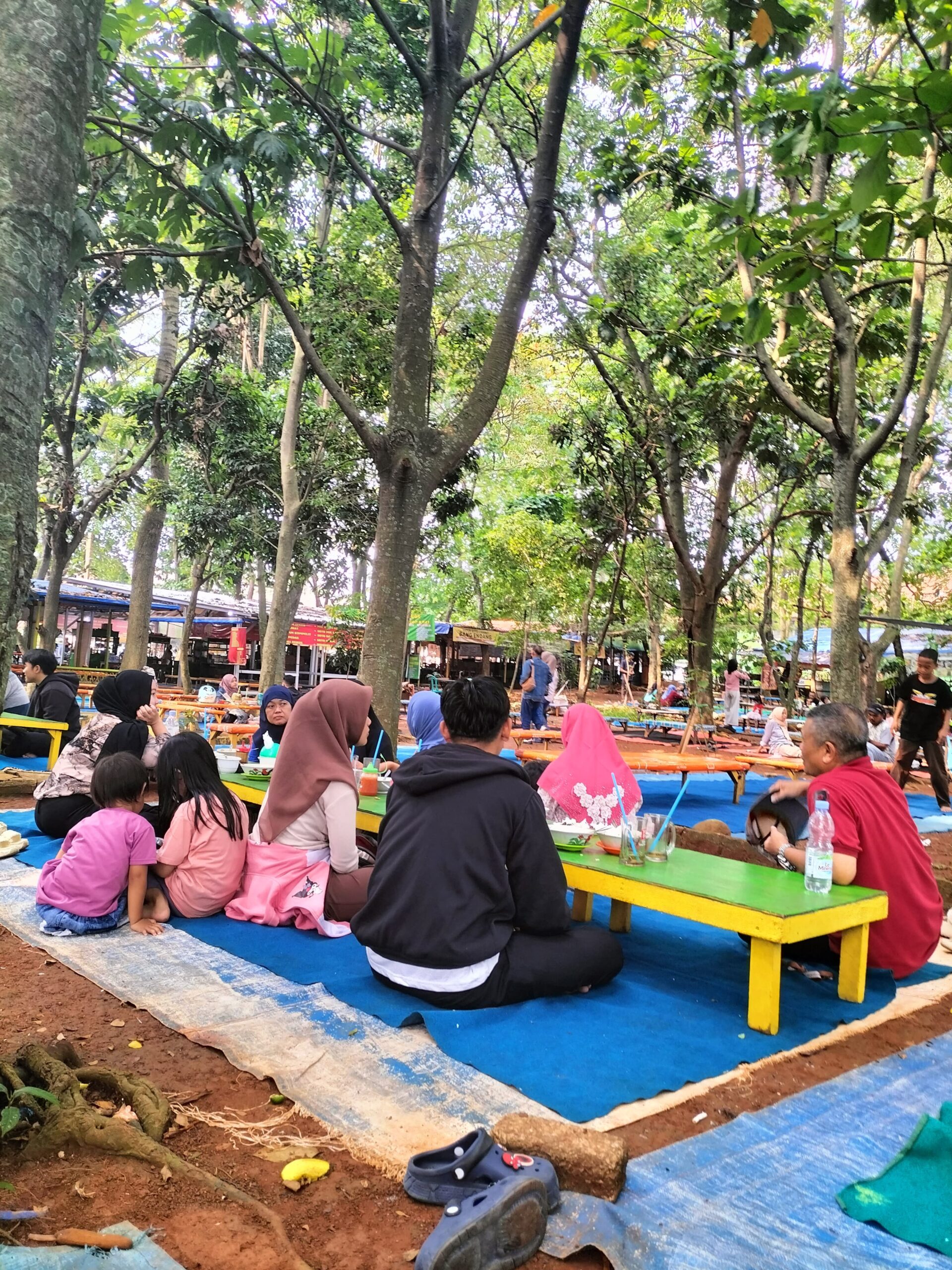 Pengunjung setu Cikaret dari berbagai daerah