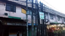 Tiang dan Kabel Semrawut di Jalan Raya Teuku Umar Cibitung