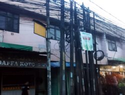 Tiang dan Kabel Semrawut di Jalan Raya Teuku Umar Cibitung