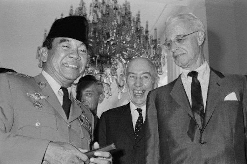 Presiden Negara Kesatuan Republik Indonesia Sukarno dan diplomat Amerika Serikat Ellsworth Bunker berfoto bersama . Foto: Wikimedia Commons