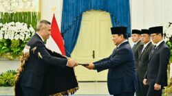 Delapan Duta Besar Negara Sahabat Menyerahkan Surat Kepercayaan Kepada Presiden di Istana Merdeka