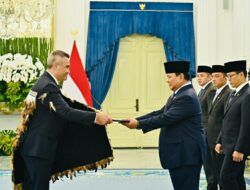 Delapan Duta Besar Negara Sahabat Menyerahkan Surat Kepercayaan Kepada Presiden di Istana Merdeka