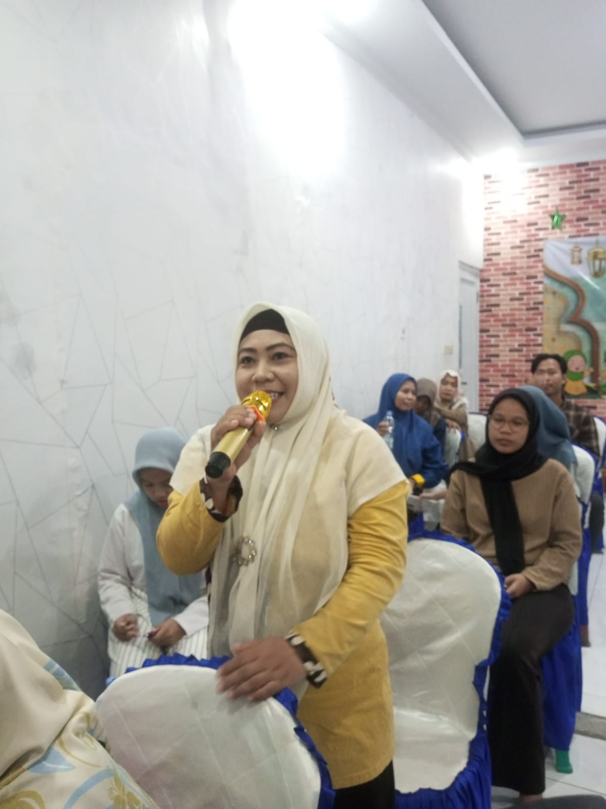 Erna Asih S.Pd.I (peserta seminar)