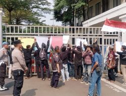Diduga Kriminalisasi Korban Lakalantas, Ratusan Aktivis & LBH Geruduk Polres Tangsel – Kasi Humas Menghilang