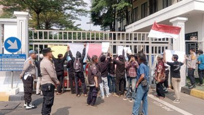 Diduga Kriminalisasi Korban Lakalantas, Ratusan Aktivis & LBH Geruduk Polres Tangsel – Kasi Humas Menghilang
