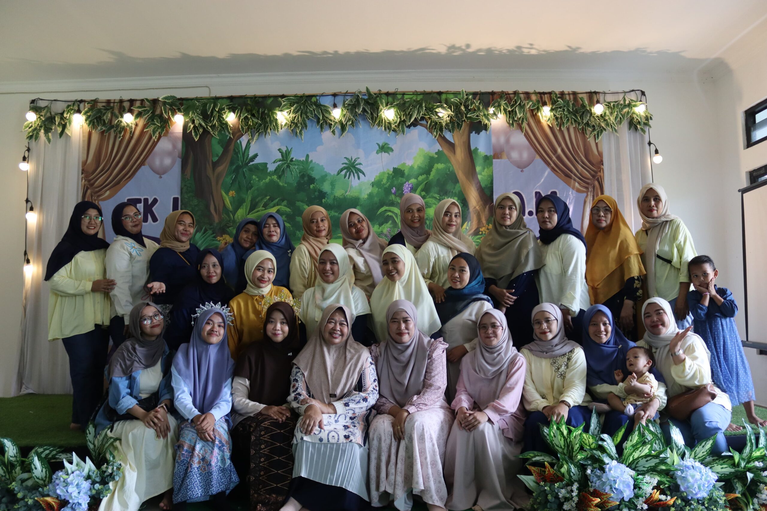 Foto bersama guru dan wali murid