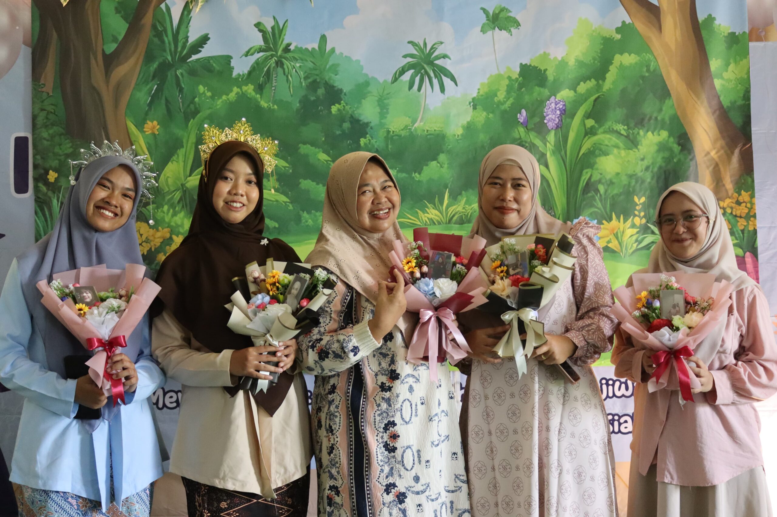 Dari kanan( kak Rifa, ibu Nisa, ibu Damayanti, Ibu Fitri, Ibu Niswah)