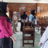 Menjelang Masuk Sekolah, Wali Murid Gotong Royong Bersihkan Ruang Kelas