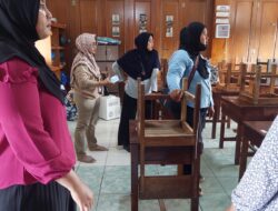 Menjelang Masuk Sekolah, Wali Murid Gotong Royong Bersihkan Ruang Kelas