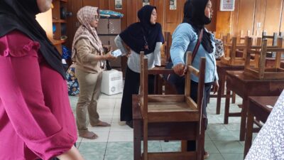 Menjelang Masuk Sekolah, Wali Murid Gotong Royong Bersihkan Ruang Kelas