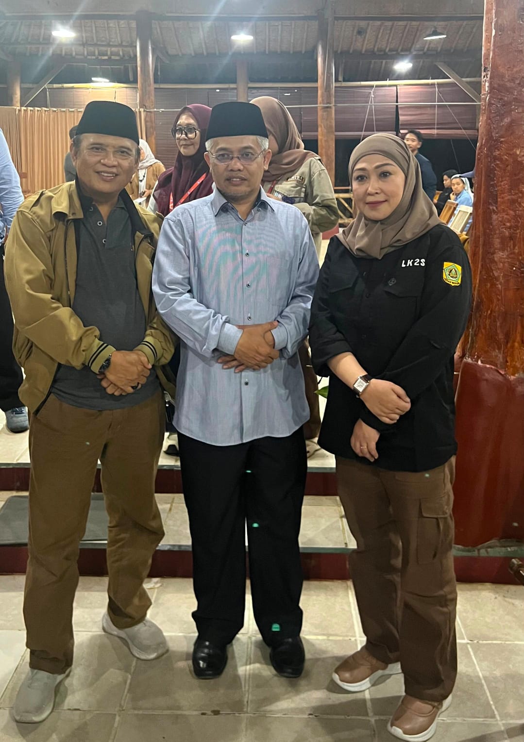 Tengah, H Wasto, S. Hut. M. Pd., ( ketua komisi DPRD kab Bogor, Kanan, Dedi Supriadi (Ketua LK2S)Kiri, Hj.Tuti (Pengurus LK2S