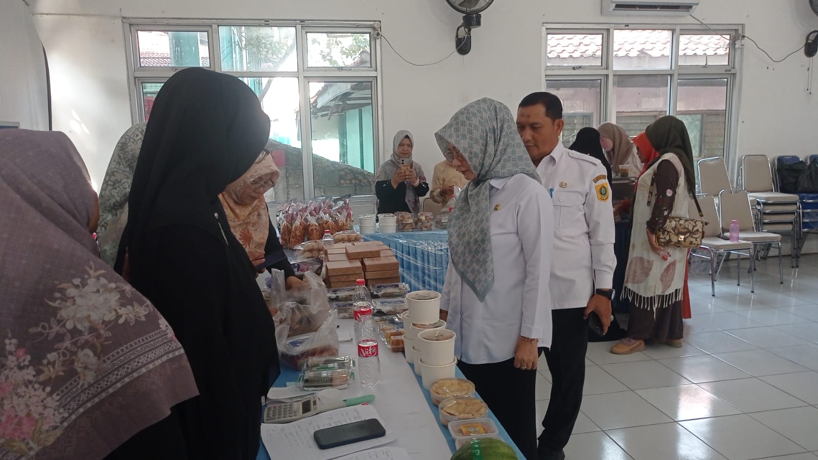 Hj. Elis Halimawati, S.E., M.M. Ketua TP PKK Kecamatan Cibinong Saat meninjau UMKM. Foto: Irwandi.