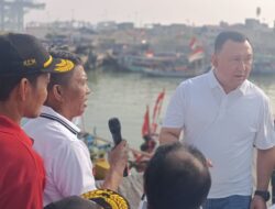 Walikota Jakarta Utara (Hendra Hidayat) Lepas 400 Perahu Nelayan, Ribuan Warga Padati Festival Kalibaru Ke-4