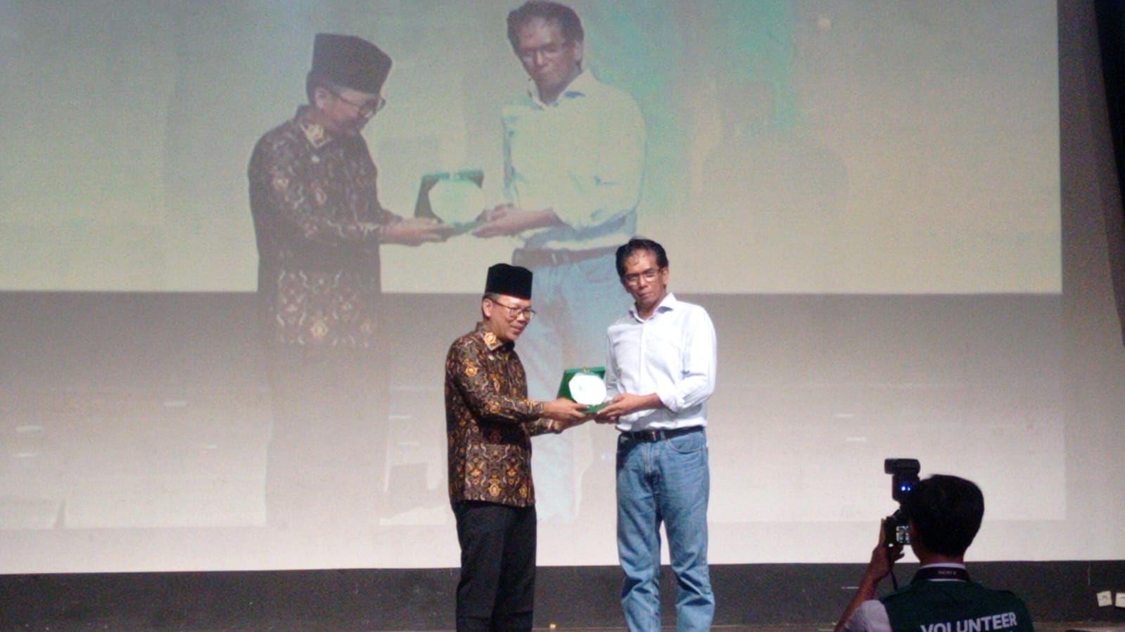 M. Adhi Pamungkas berikan Plakat Cinderamata kepada Aswar Wahab Atas kecintaan dukunganya selama ini