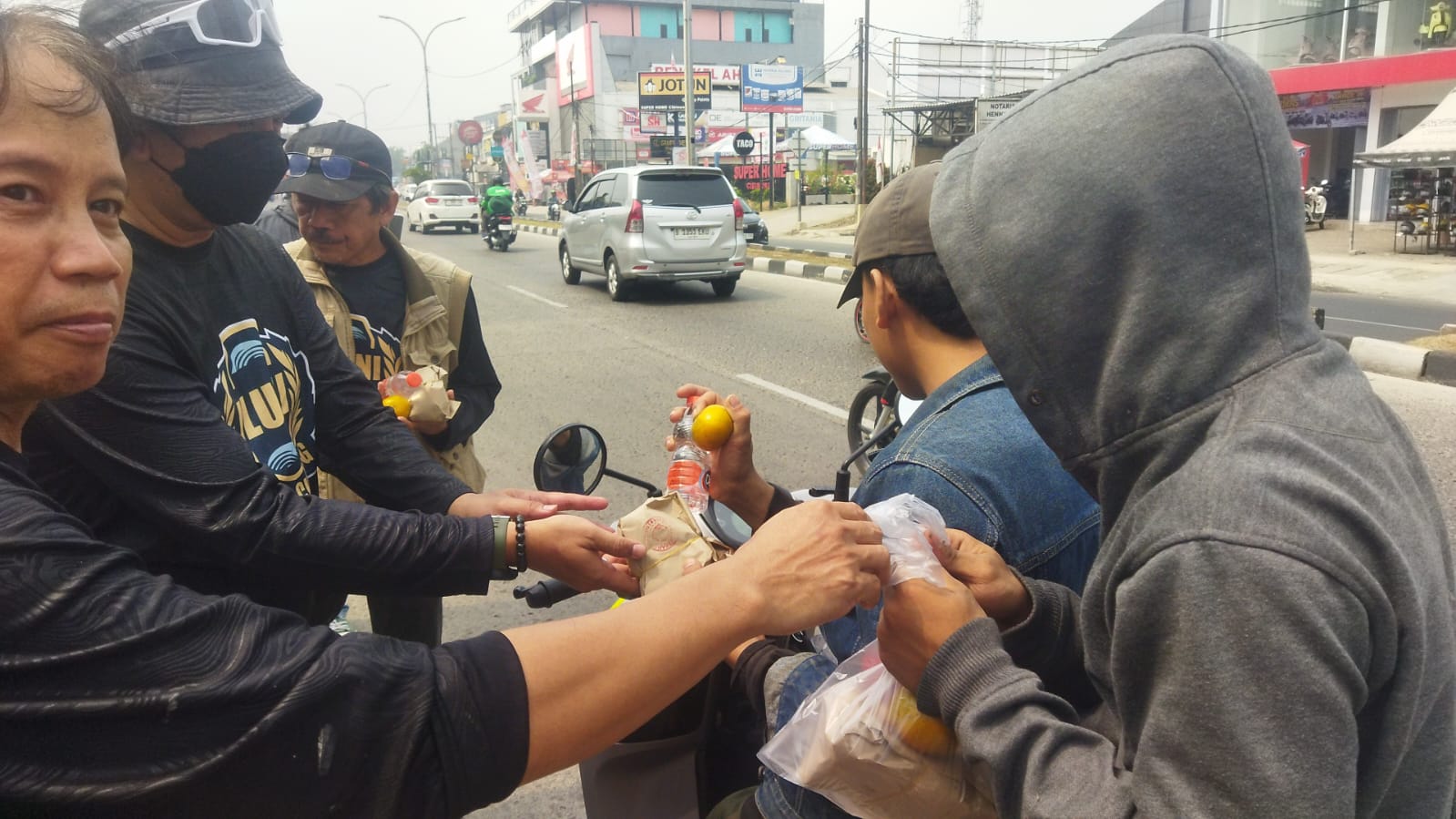 Giat Sosial Jumat Berkah ILUNI SMANSA Cibinong