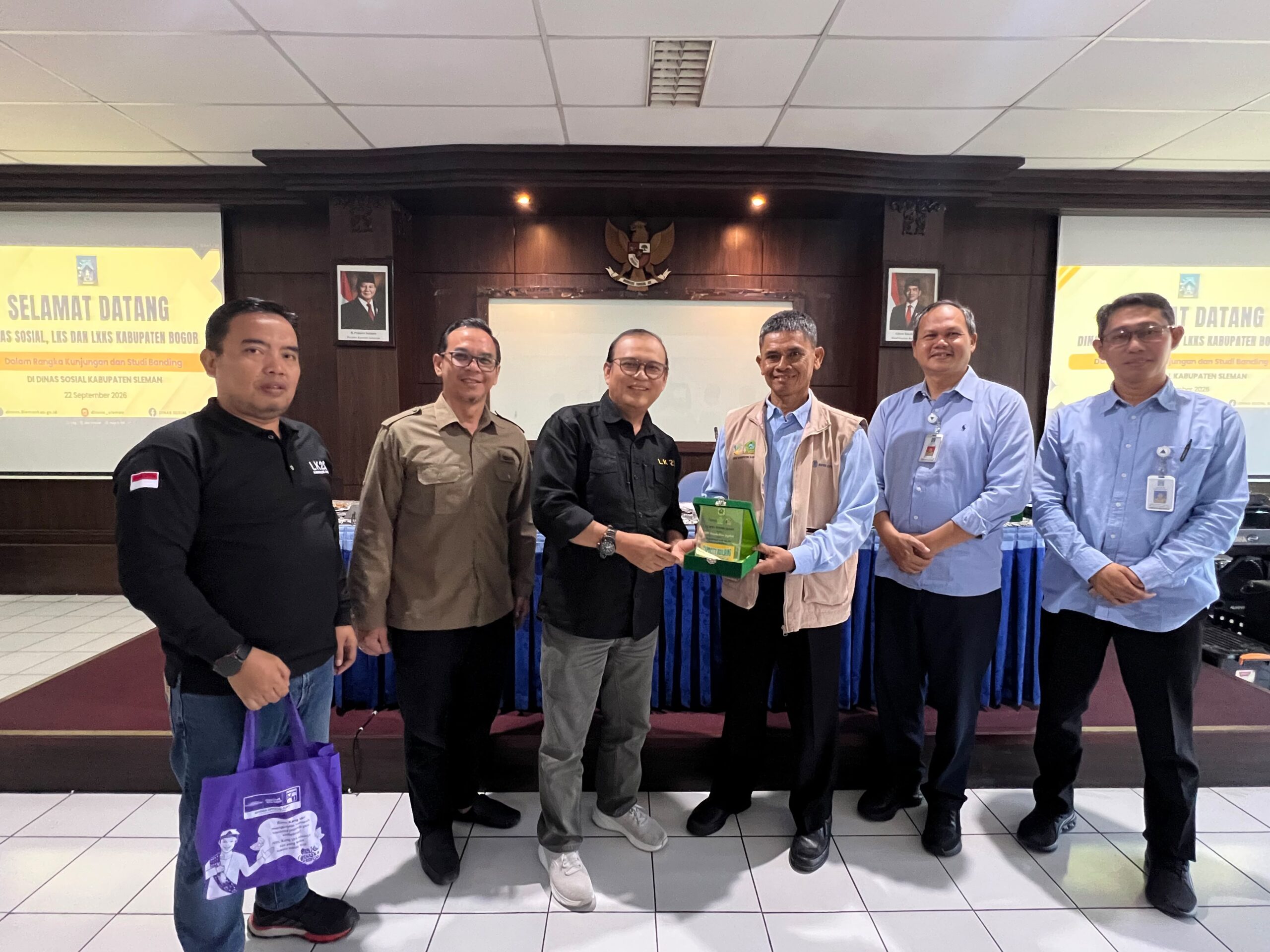 Penyerahan Plakat Cinderamata sinergitas Dinsos Kab.Bogor dengan Dinsos Kab. Sleman