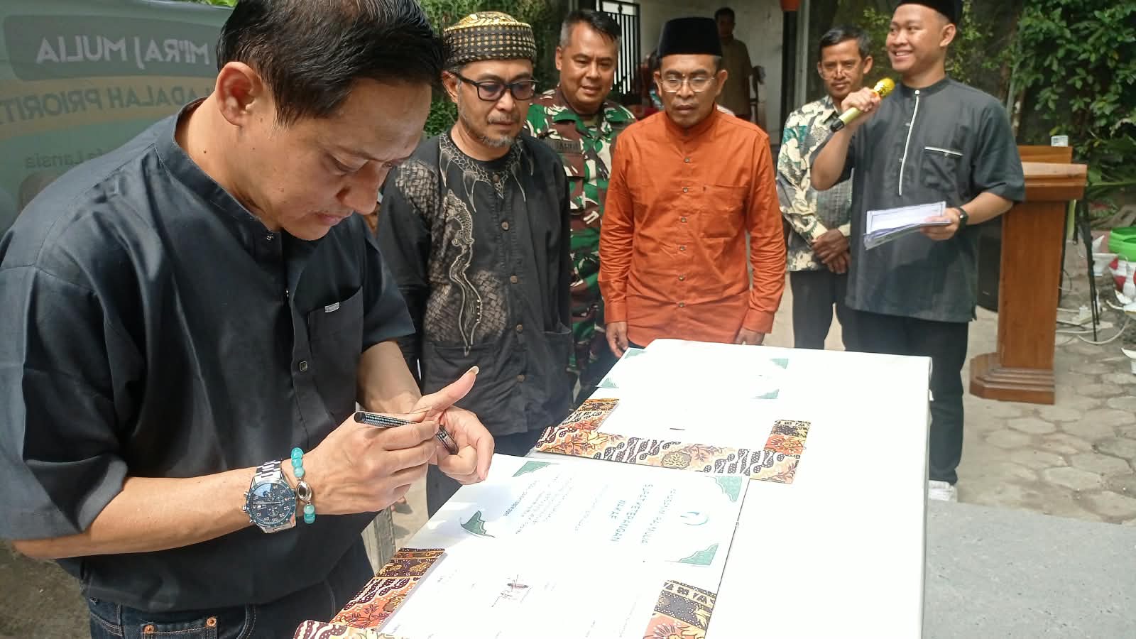 Penandatanganan Surat Wakaf Mushola Baitul Wafi Al Karim. Foto: Irwandi.