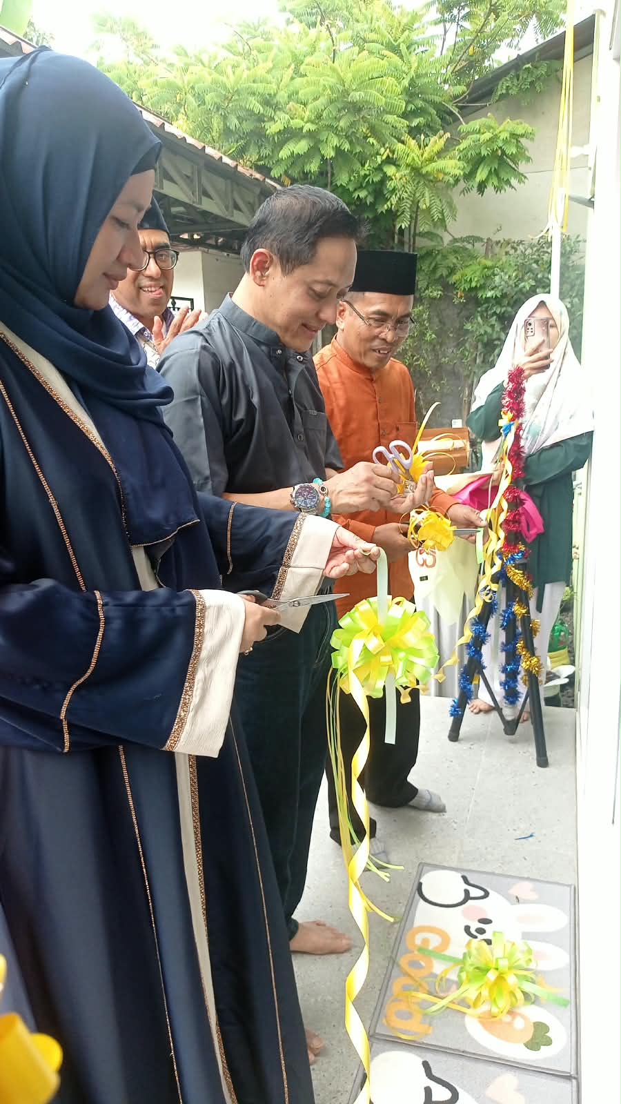 Pemotongan pita menandai dibukanya secara resmi Mushola Baitul Wafi Al Karim. Foto: Irwandi.